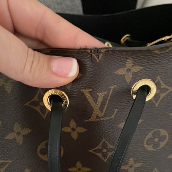 Louis Vuitton NEONOE Monogram Black Handbag - Picture 7 of 12